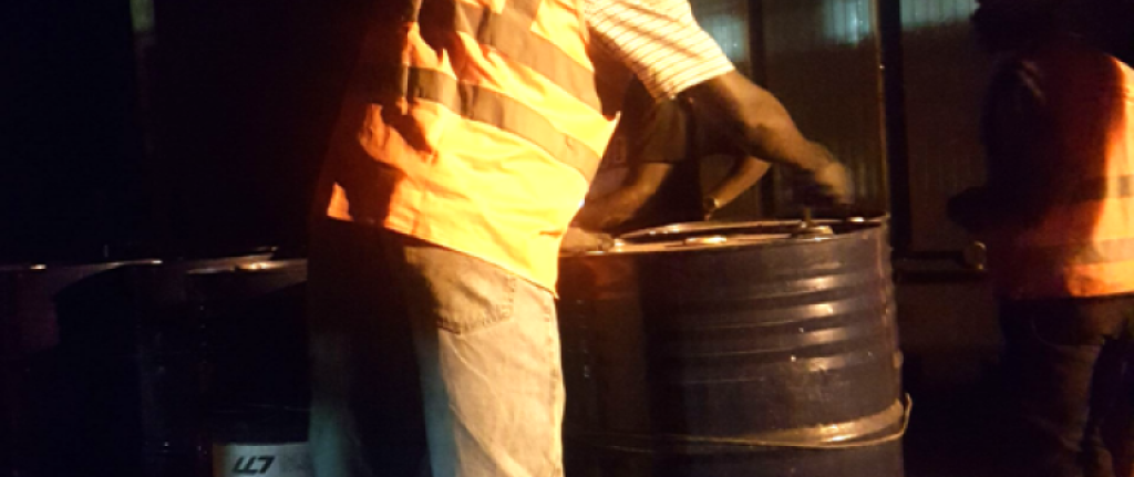 EQUIPE SISIMIZI REMPLISSANT L’HUILE DANS LE TRANSFORMATEUR